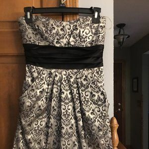 Strapless knee length dress with pockets size 5